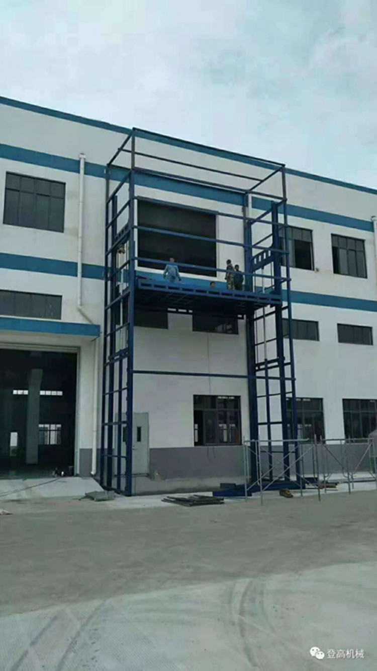 德州客戶訂購的戶外導軌式升降機